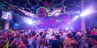 Im Goa-Garden, versteckt im Wald, bunt und voller Magie, verschmelzen treibende Sounds zu einem hypnotischen Erlebnis. (Foto: Mirko Fryska)