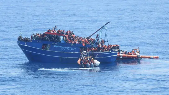 Die Crew der „Geo Barents“ (nicht im Bild) holte mehr als 600 Menschen in einer dreistündigen Aktion an Bord - darunter viele Minderjährige. (Foto: -/MSF/dpa)