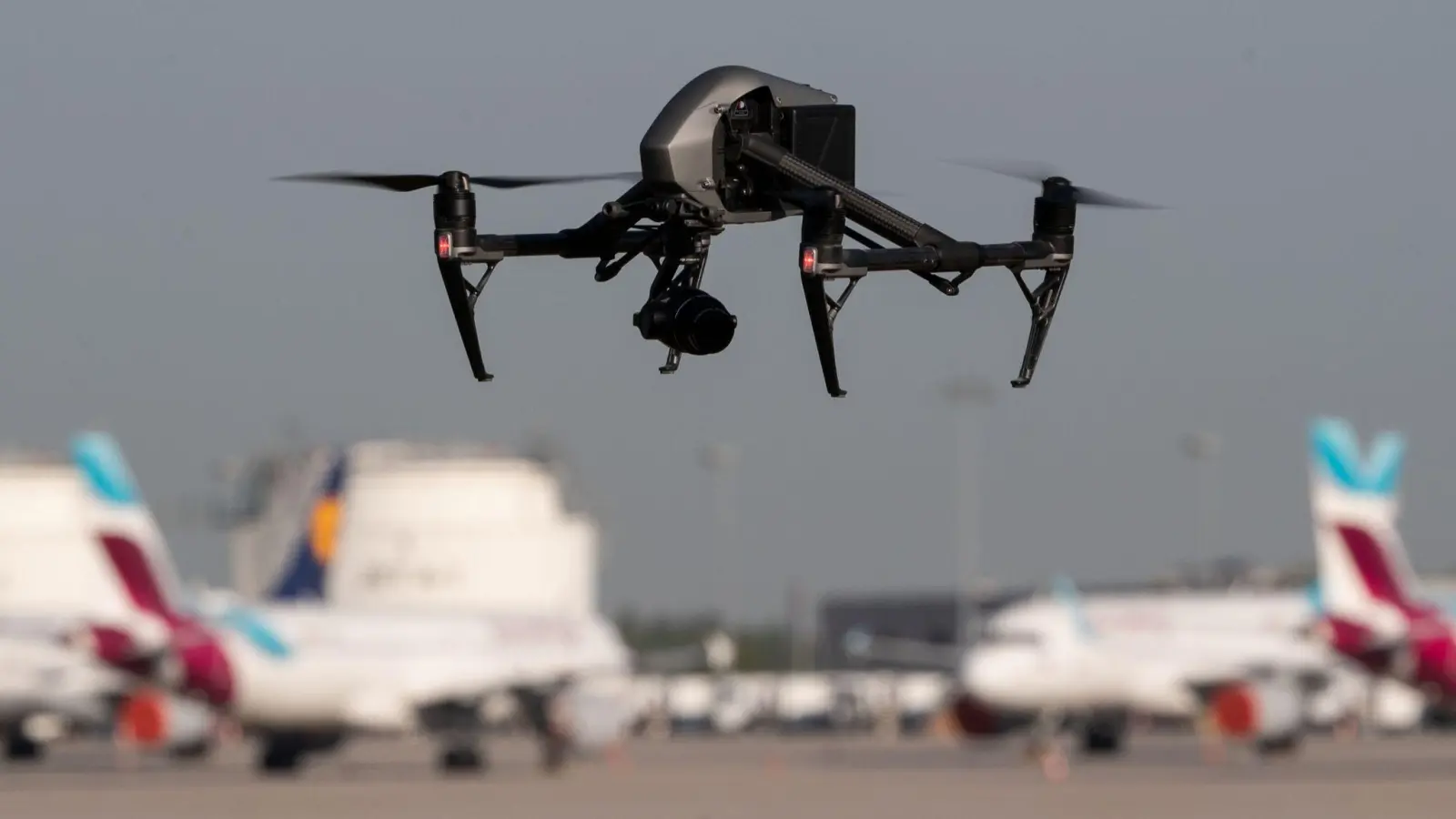 Drohnen können zu einer Gefahr für den Luftverkehr werden. (Foto: Marijan Murat/dpa)