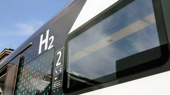 Der von Siemens entwickelte Wasserstoffzug „Mireo Plus H“ hat seine erste offizielle Testfahrt absolviert. (Foto: Sophie Brössler/dpa)