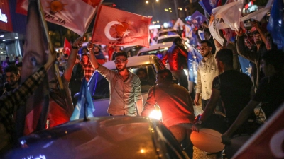Anhänger des türkischen Präsidenten Erdogan feiern nach dem Ergebnis der Stichwahl im türkischen Kahramanmaras. (Foto: Hakan Akgun/Dia Images/AP/dpa)