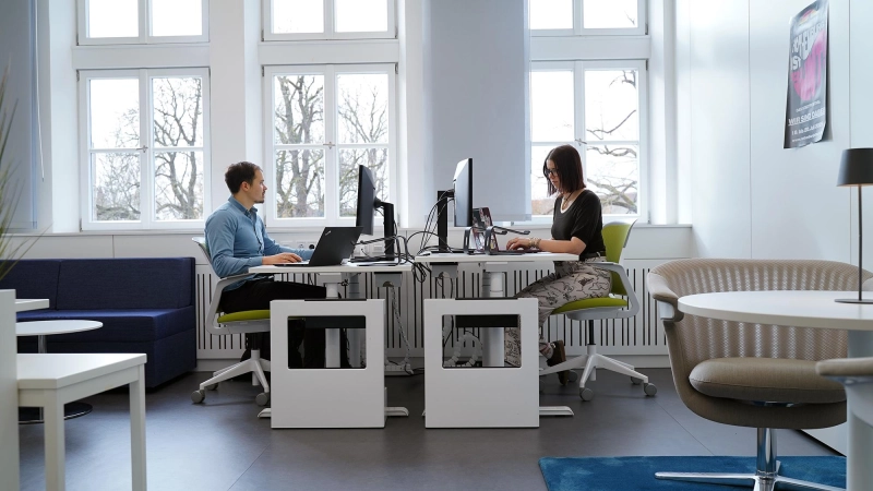 Zu denen, die ihre Bürotätigkeiten an den Campus ausgelagert haben, gehören die Grafikdesignerin Carmen Hiller und Ingenieur Benjamin Bayer. Über die Initiative des Fördervereins sollen weitere Nutzerinnen und Nutzer hinzukommen. (Foto: Campus Rothenburg)