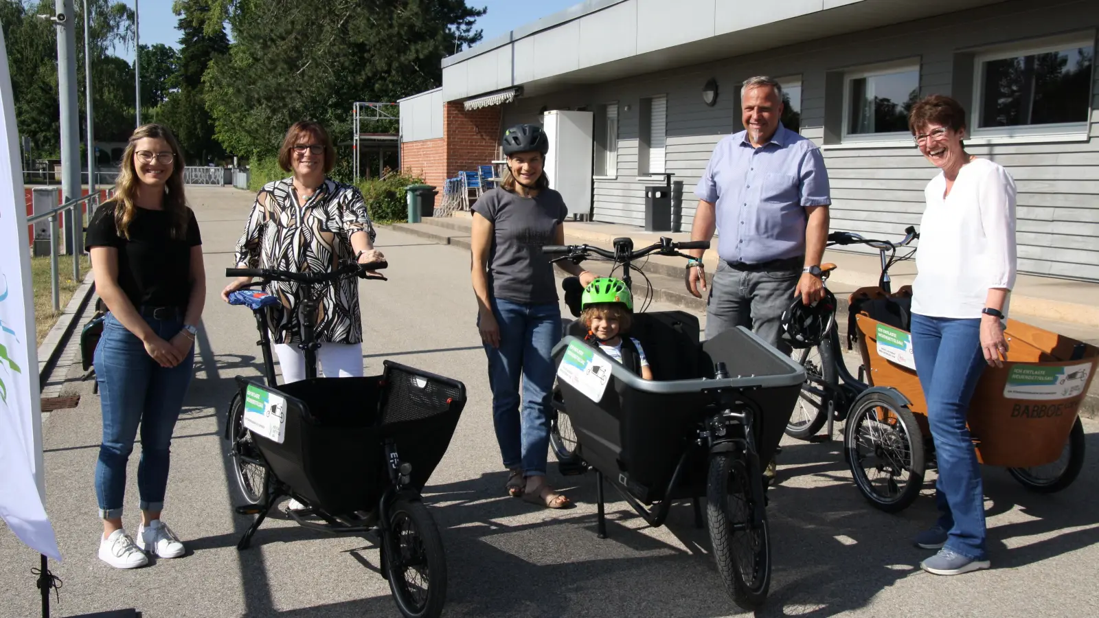 Testeten die Fahrräder am Sportplatz (von links): Kernfranken-Managerin Anna Dörwaldt, Bruckbergs Bürgermeisterin Ursula Weiß, Anne Denk mit Sohn Jonas, Neuendettelsaus Bürgermeister Christoph Schmoll und Radverkehrsbeauftragte Angelika Hahn. (Foto: Julia Stahl)