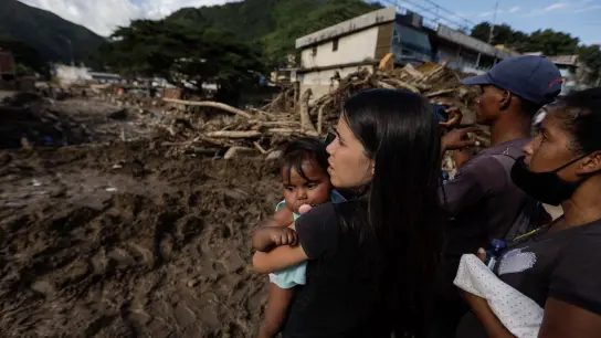 Bewohner betrachten die Schäden nach dem Erdrutsch. (Foto: Jesus Vargas/dpa)
