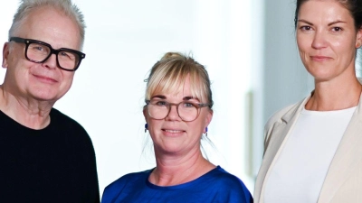 Sänger Herbert Grönemeyer (l-r) mit Anneke Richter und Nicole Müller vom Verein „Heimatbewegen“. (Foto: Britta Pedersen/dpa)