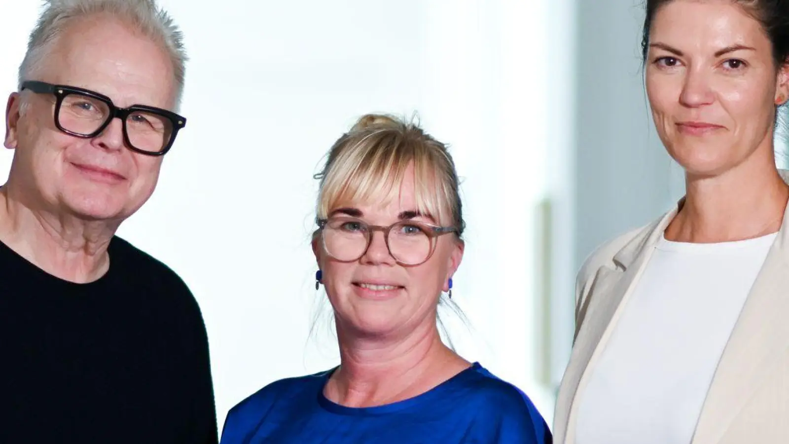 Sänger Herbert Grönemeyer (l-r) mit Anneke Richter und Nicole Müller vom Verein „Heimatbewegen“. (Foto: Britta Pedersen/dpa)