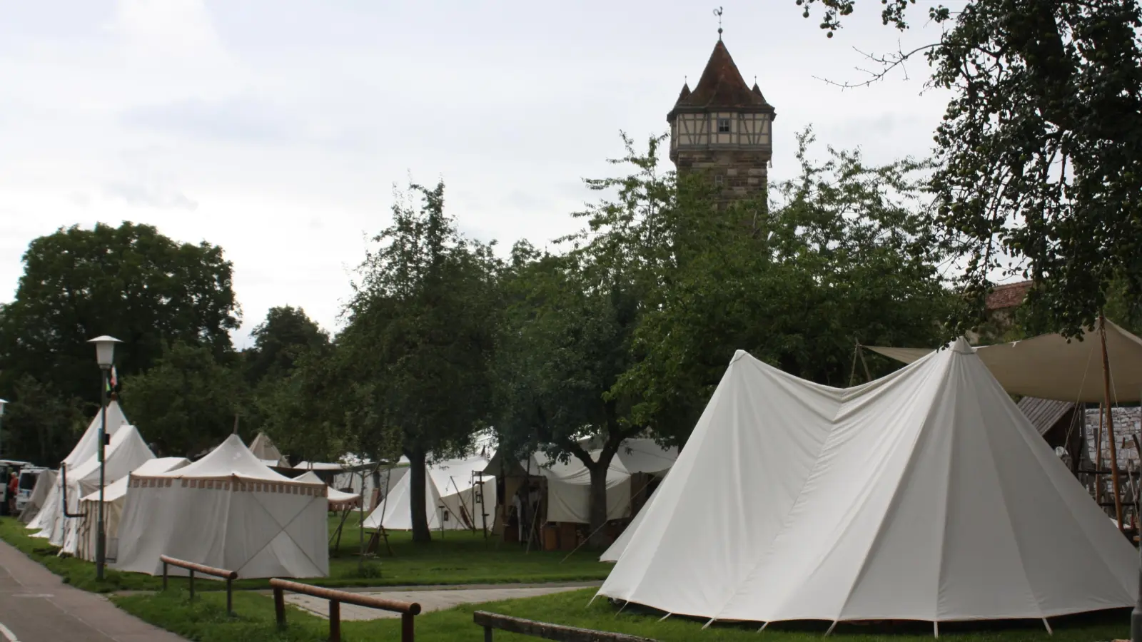 Das Feldlager bei den Reichsstadttagen umfasste zahlreiche Zelte. Eines davon brannte. Wie es zu dem Feuer kam, ist weiter ungeklärt. (Foto: Anna Beigel)