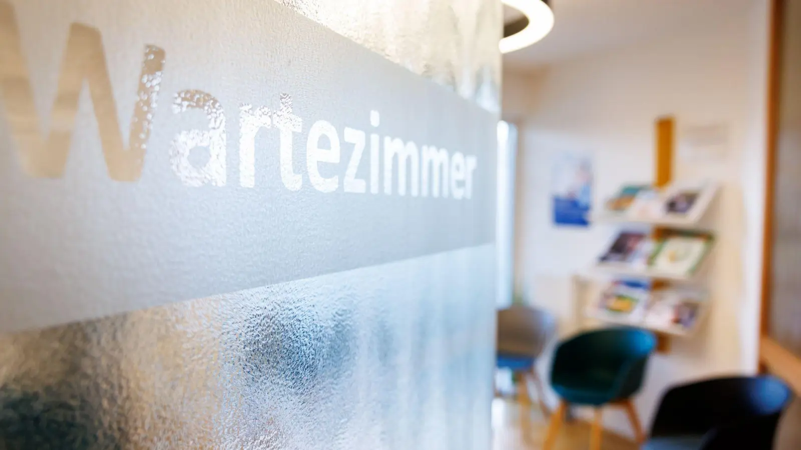 Bei Arztterminen gilt meist: Man muss nehmen, was man bekommen kann. Doch was, wenn der in die Arbeitszeit fällt?  (Foto: Daniel Karmann/dpa)