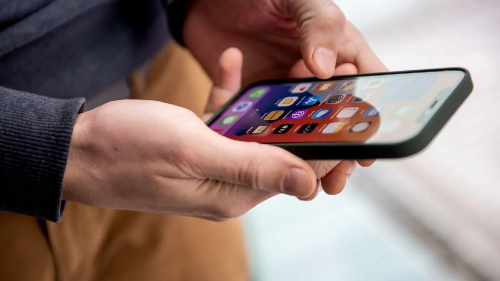 Urlauber, die in der Türkei eine eSIM für mobile Daten nutzen möchten, sollten diese noch vor der Abreise herunterladen, installieren und aktivieren. (Foto: Zacharie Scheurer/dpa-tmn)