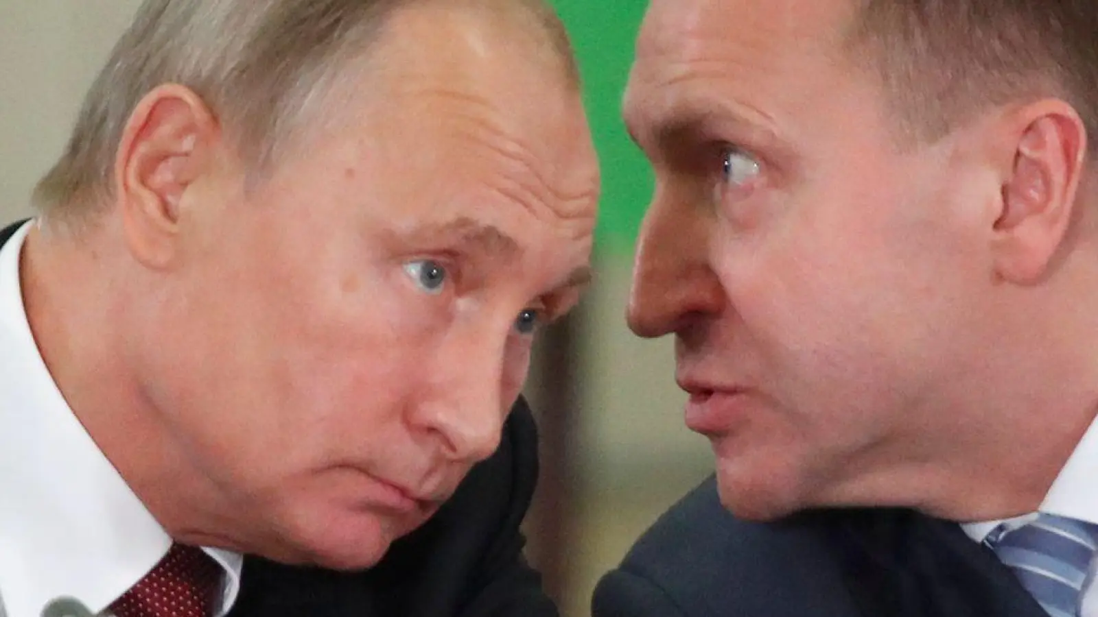 Der Chef der VEB.RU, Igor Schuwalow (r.), hat laut Medien seinen Chefvolkswirt Andrei Klepatsch entlassen, weil der eine Niederlage Russlands vorhergesagt hat. (Archivbild) (Foto: picture alliance / Maxim Shemetov/POOL REUTERS/AP/dpa)