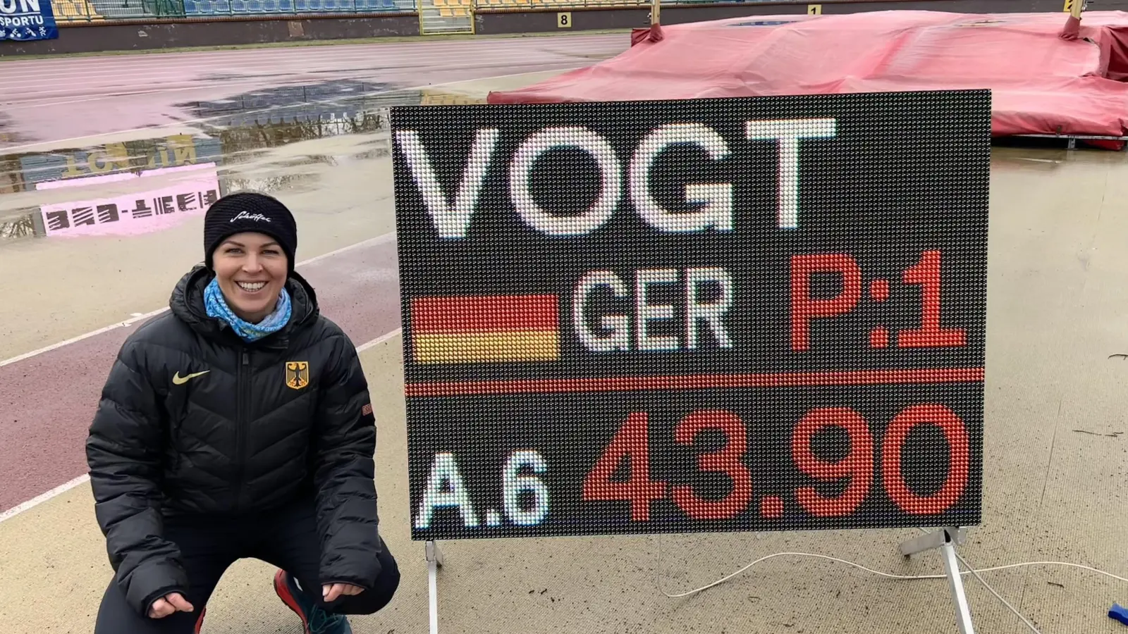 Jennifer Vogt neben der Anzeigetafel in Torun. (Foto: Josef Schaffarzik)