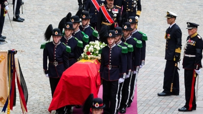 König Harald V. ist nach einem Trauerzug durch Oslo an seiner letzten Ruhestätte eingetroffen.  (Foto: Terje Pedersen/NTB/dpa)