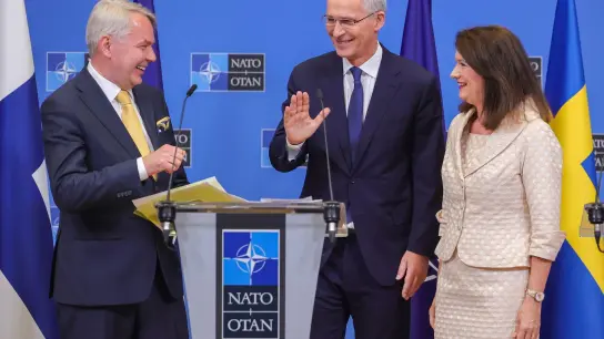 Der finnische Außenminister Pekka Haavisto (l-r), Nato-Generalsekretär Jens Stoltenberg und die schwedische Außenministerin Ann Linde in Brüssel. (Foto: Olivier Matthys/AP/dpa)