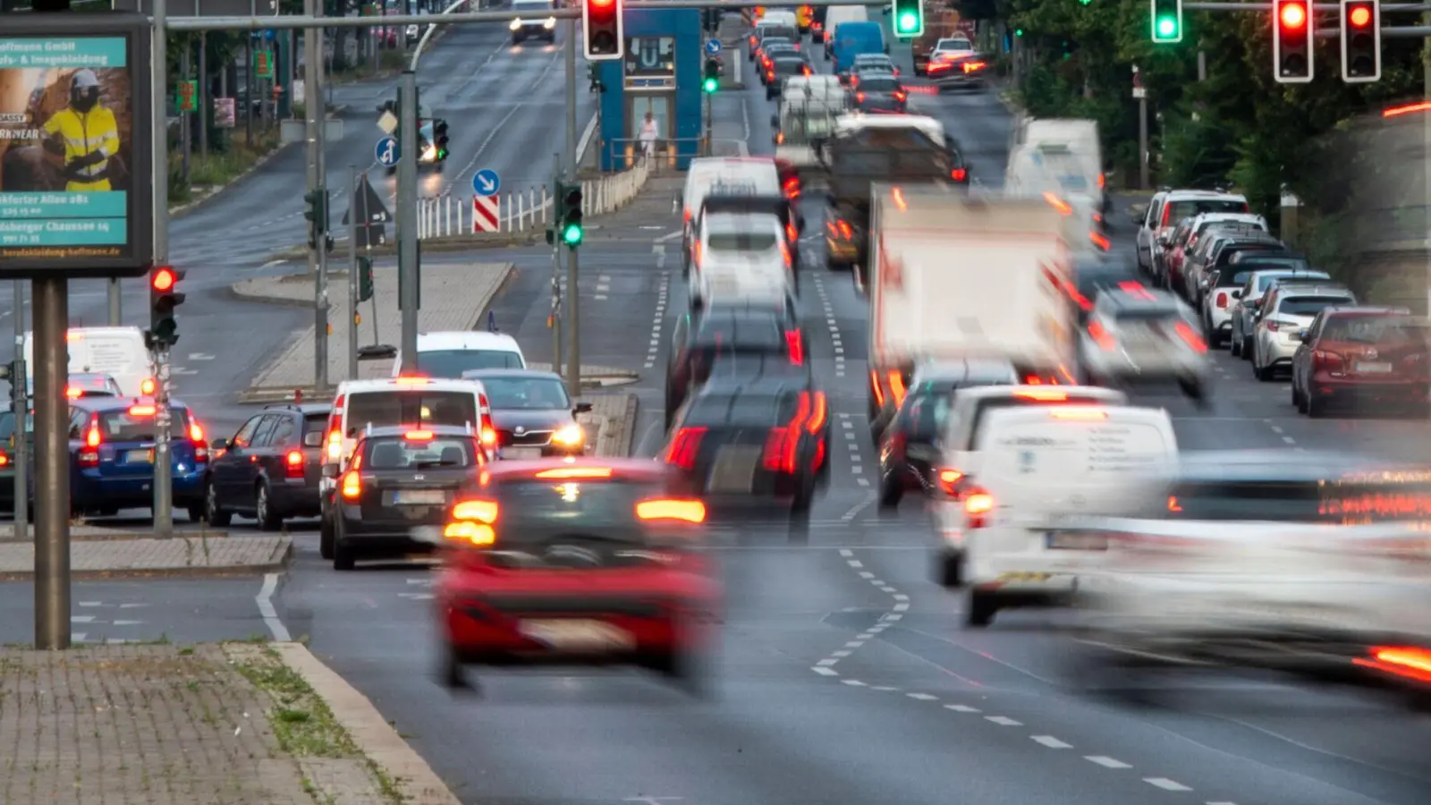 Volle Straßen, Stop-and-Go: Manchmal werden Ampeln auch rot, wenn man bereits die Haltelinie überquert hat. (Foto: Christophe Gateau/dpa/dpa-tmn)
