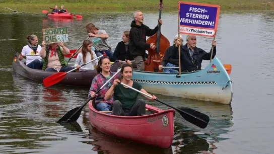 Protest auf dem Wasser: Mit Kanus und Transparenten begingen Umweltschützer in Kienitz bei Letschin den Internationalen Tag der Flüsse. (Foto: Patrick Pleul/dpa)
