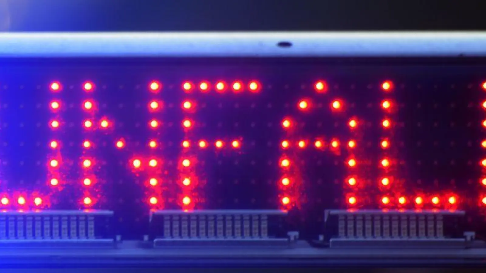 Ein 63-Jähriger krachte am Freitag bei Aurach in die Außenschutzplanke der A6. (Symbolbild: Stefan Puchner/dpa)