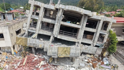 Zerstörte Häuser, Straßen und Brücken, eine steigende Zahl von Toten: Die Folgen des starken Erdbebens vor fast einer Woche sind auf der philippinischen Insel Mindanao nach wie vor dramatisch. (Foto: XinHua/dpa)