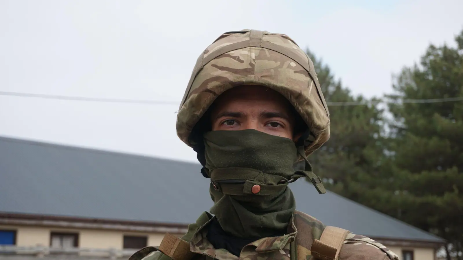Der 25-jährige Ukrainer Serhii war bis vor wenigen Wochen noch Business-Analyst in der IT-Branche - bevor er sich kürzlich der Armee anschloss. Derzeit wird er auf einem Militärübungsplatz im Südosten Englands ausgebildet. (Foto: Larissa Schwedes/dpa)