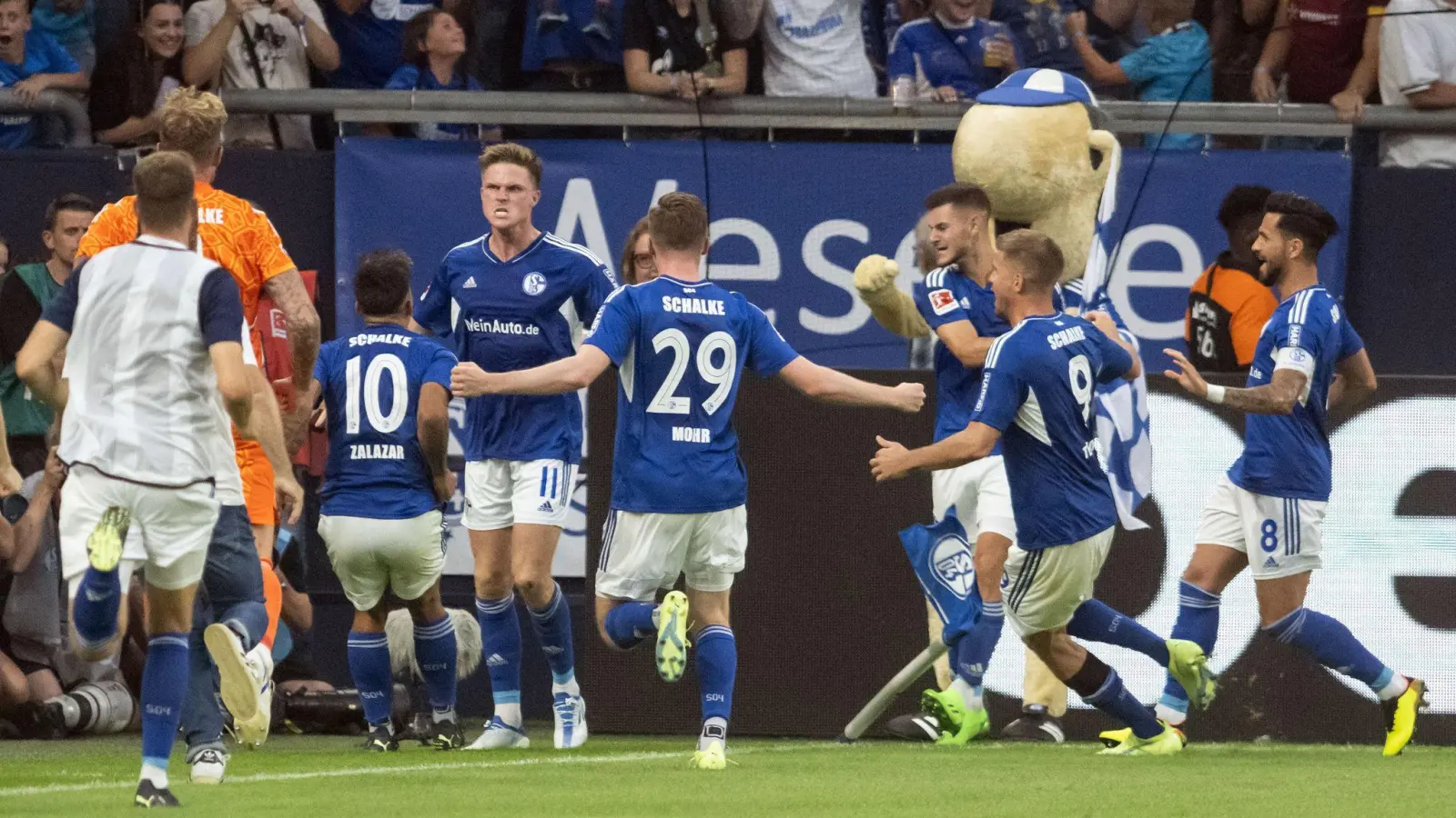 Die Schalker Spieler feiern den späten Ausgleich durch Marius Bülter (M). (Foto: Bernd Thissen/dpa)