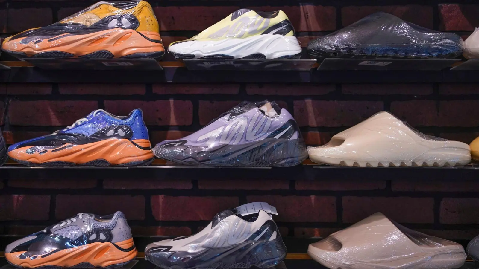 Yeezy-Schuhe von Adidas sind in einem Schuhgeschäft ausgestellt. (Foto: Seth Wenig/AP/dpa/Archivbild)
