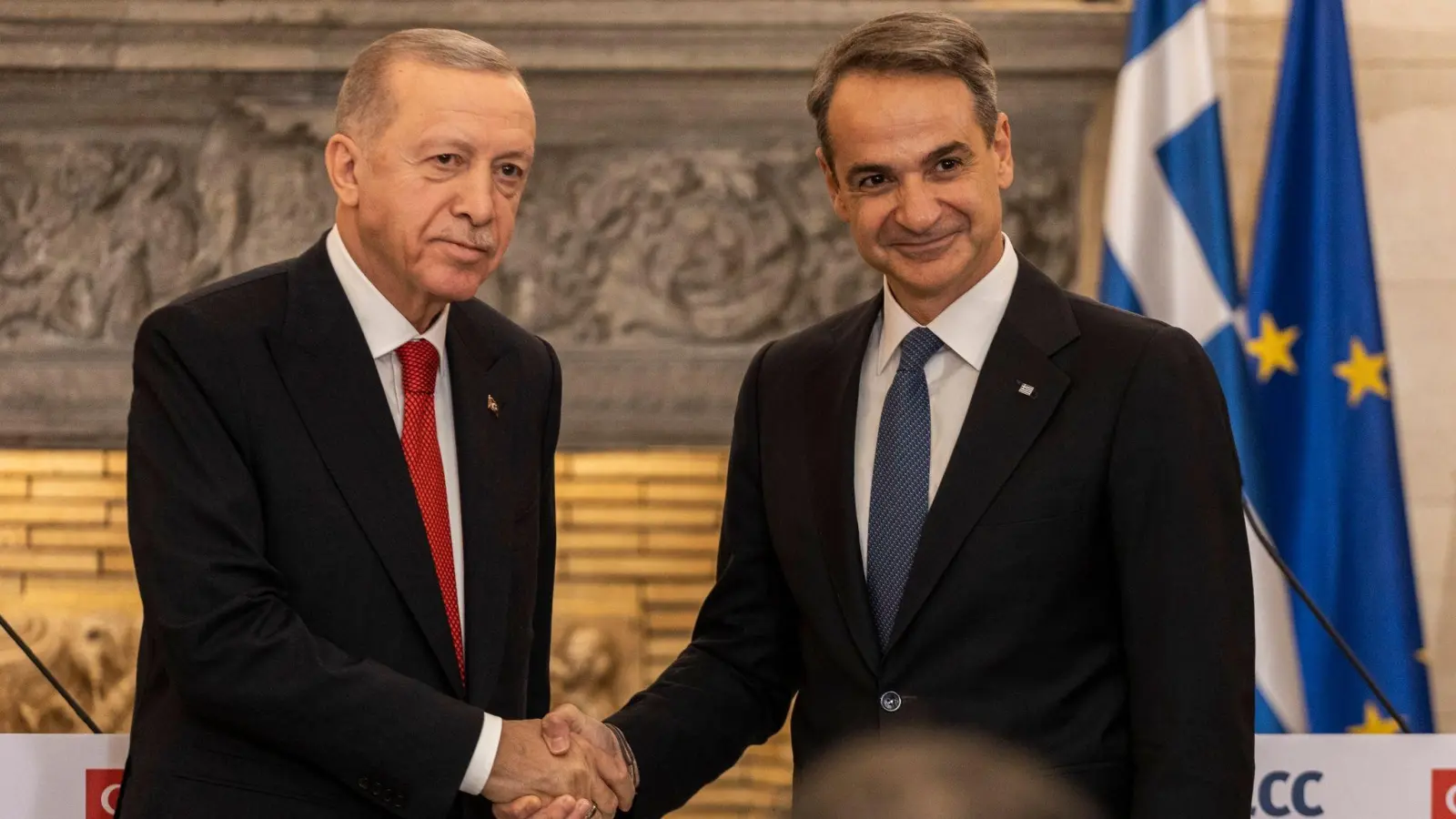 Zeigten sich in Athen äußerst versöhnlich: der türkische Staatspräsident Recep Tayyip Erdogan (l) und der griechische Ministerpräsident Kyriakos Mitsotakis. (Foto: Socrates Baltagiannis/dpa)
