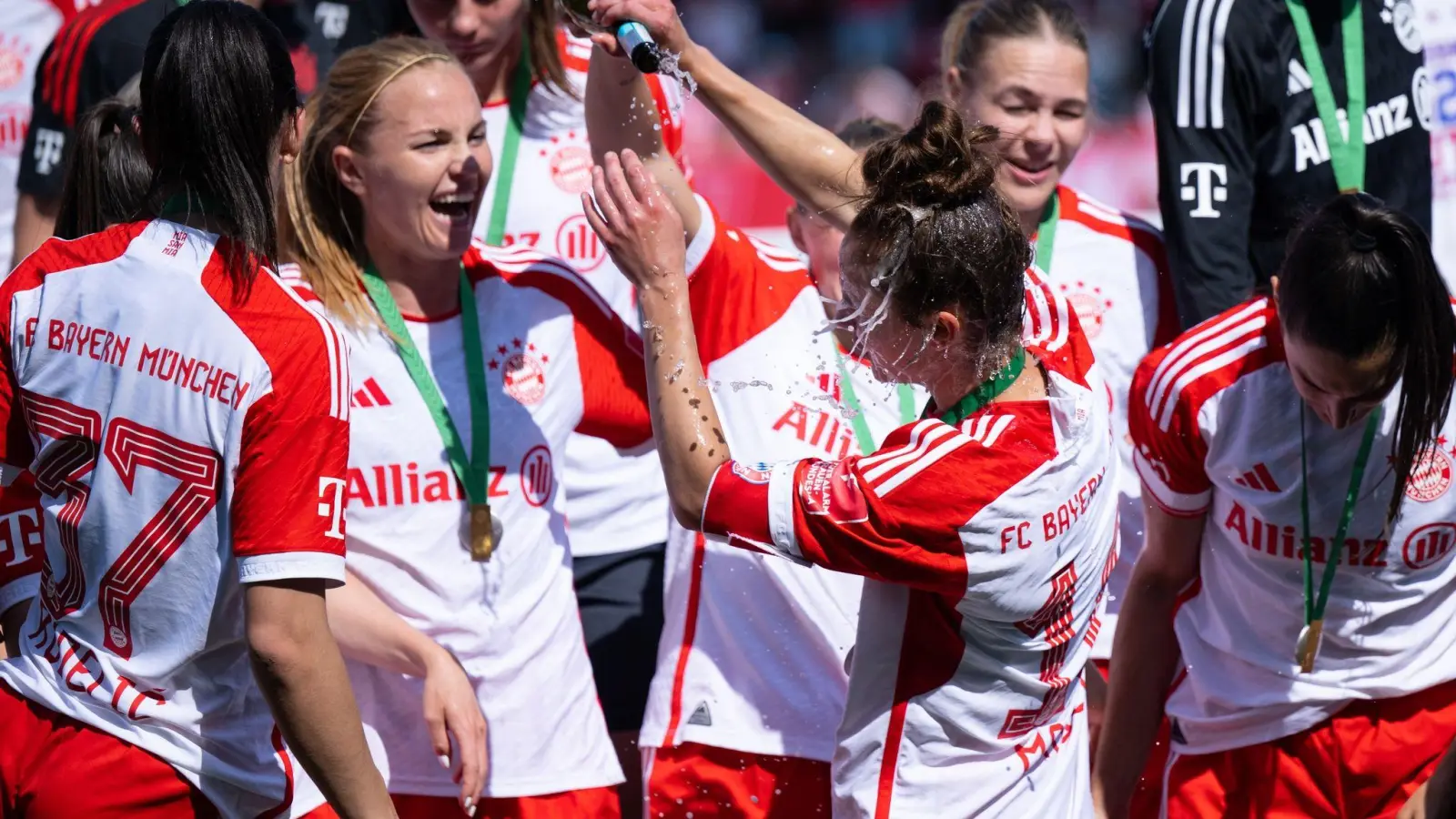 Die Spielerinnen von München mit Kapitänin Lina Magull (Mitte r). (Foto: Sven Hoppe/dpa)