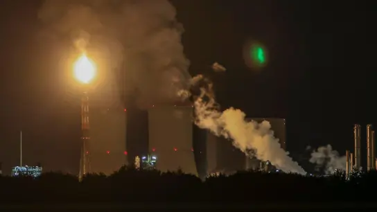 Die Fackel des Chemieparks von Dow Chemical in der Nähe des Kraftwerks Lippendorf brennt mitten in der Nacht lichterloh. (Foto: Jan Woitas/dpa-Zentralbild/dpa)