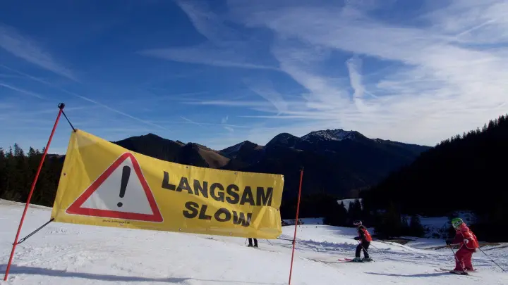 Warnung für Skifahrer vor braunen Flecken und schlechtem Pistenzustand am Spitzingsee. (Foto: Carsten Hoefer/dpa/Archivbild)