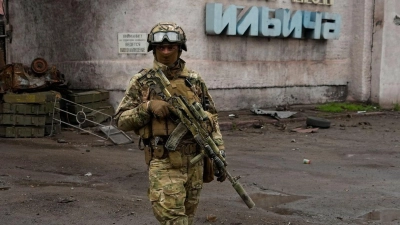 Ein russischer Soldat patrouilliert durch einen zerstörten Bereich des Iljitsch Eisen- und Stahlwerks Mariupol. (Foto: Uncredited/AP/dpa)