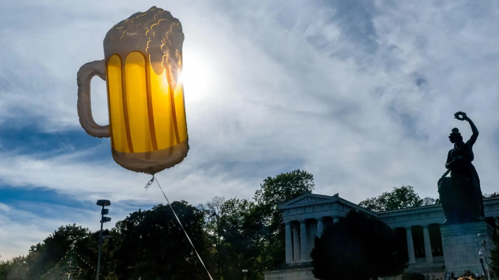 Ein Luftballon in Form eins Bierkruges schwebt auf dem Oktoberfestgelände. (Foto: Peter Kneffel/dpa)