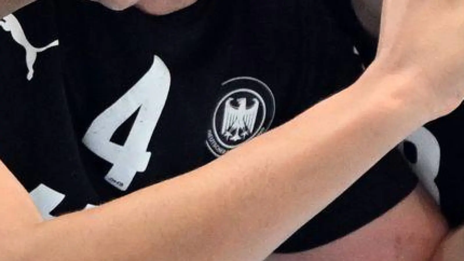 Die Handballerinnen Aimee von Pereira  (unten, l-r), Alina Grijseels (Deutschland) und Nina Engel (Deutschland) feiern den Sieg über Brasilien. (Foto: Federico Gambarini/dpa)