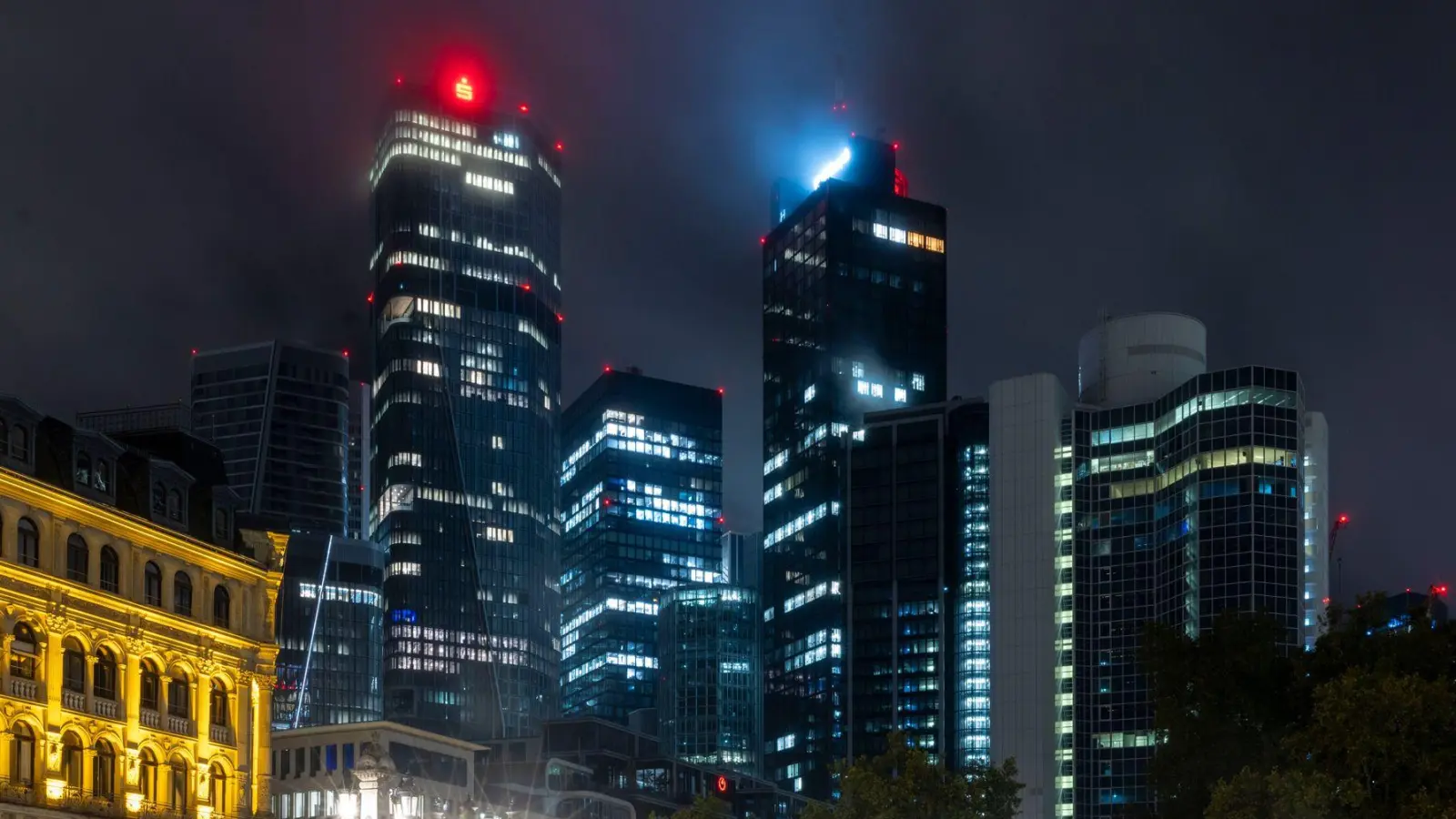 Städte, die nie schlafen: Gerade in Metropolen wie Frankfurt ist es kaum je wirklich dunkel.  (Foto: Helmut Fricke/dpa)