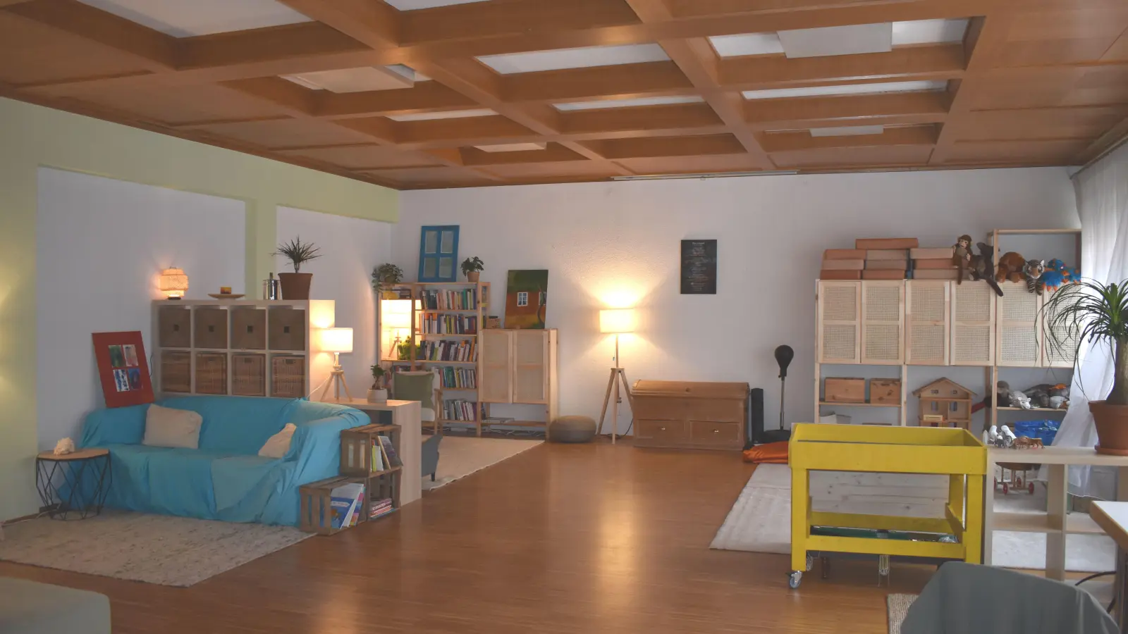 Hell und freundlich ist der große Raum, den in unterschiedliche Bereiche unterteilt wurde. Für die Kleinen gibt es eine Spielecke für die Größeren Bereiche mit einem Sofa oder Sesseln, Orte zum Wohlfühlen. (Foto: Ute Niephaus)