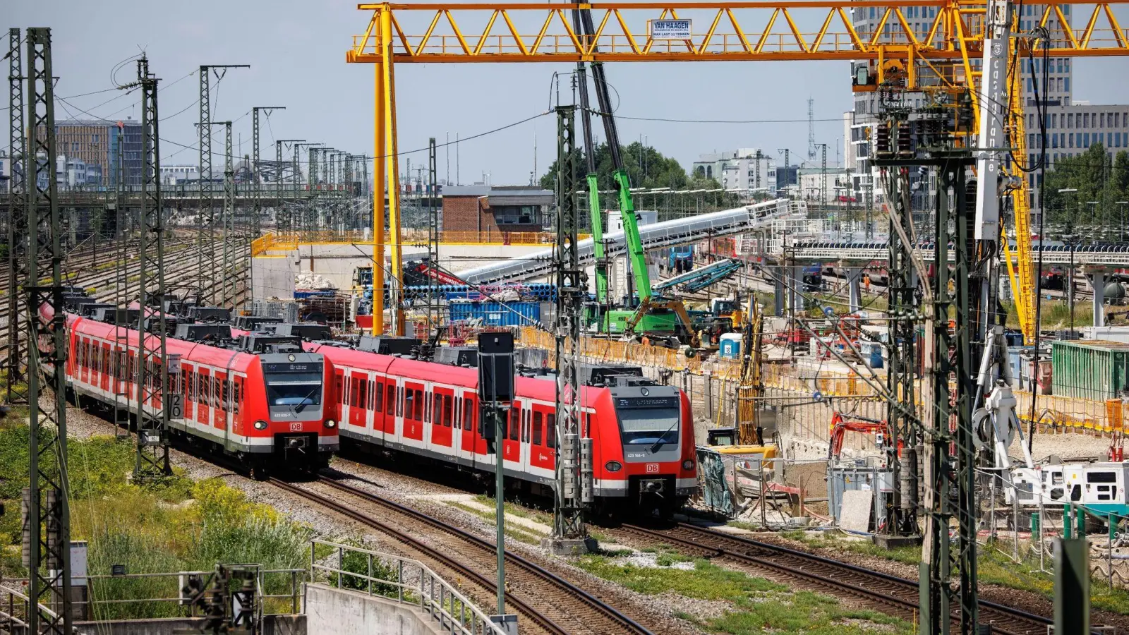 Züge der S-Bahn München fahren an der Baustelle der zweiten S-Bahn-Stammstrecke. (Foto: Matthias Balk/dpa)