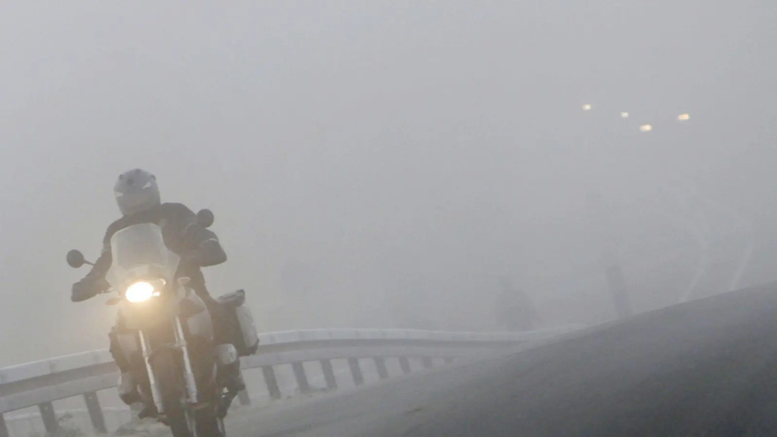 Wer im Herbst noch auf sein Motorrad springt, sollte mit Nebel rechnen - und wissen, wie er am besten reagiert. (Foto: Frank May/dpa/dpa-tmn)