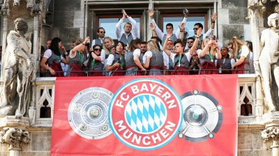 Spielerinnen und Spieler von Bayern München jubeln auf dem Rathaus-Balkon. (Foto: Karl-Josef Hildenbrand/dpa)