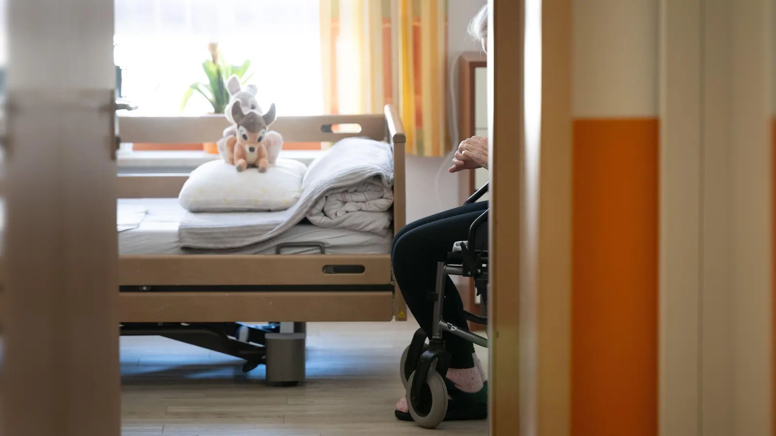 Vor allem in ländlichen Regionen des Freistaats wird die Pflegeversorgung immer schwieriger. (Symbolbild) (Foto: Sebastian Kahnert/dpa)