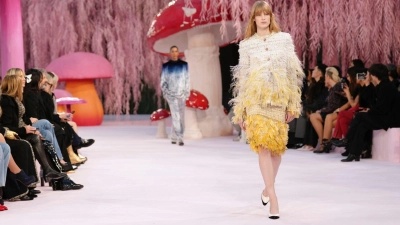 Ganz schön extravagant: Outfits mit Federn sind jetzt häufiger zu sehen. Hier eine Kreation aus der Chanel Frühjahr/Sommer 2026 Haute Couture-Kollektion. (Foto: Aurelien Morissard/AP/dpa-tmn)