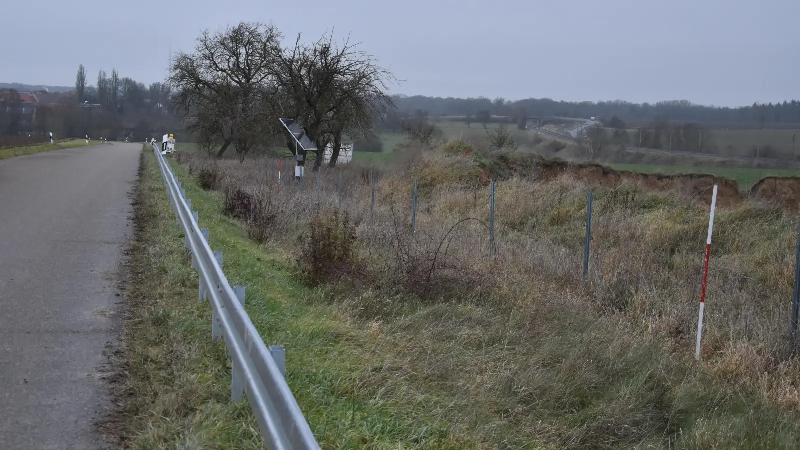 Bevor die Straße zwischen Gallmersgarten und Mörlbach wiedereröffnet werden konnte, mussten Leitplanken angebracht werden. (Foto: Hans-Bernd Glanz)