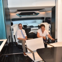 In einem noblen Wohnmobil hatten Landrat Dr. Christian von Dobschütz und seine Stellvertreterin Renate Ixmeier Platz genommen. Es mutete innen fast wie ein Raumschiff an. (Foto: Anita Dlugoß)
