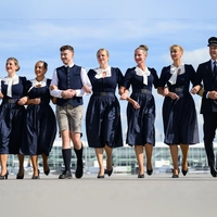 Auf ausgewählten Flügen trägt die Trachtencrew der Lufthansa ihre neuen Outfits.  (Foto: Lukas Barth-Tuttas/dpa)