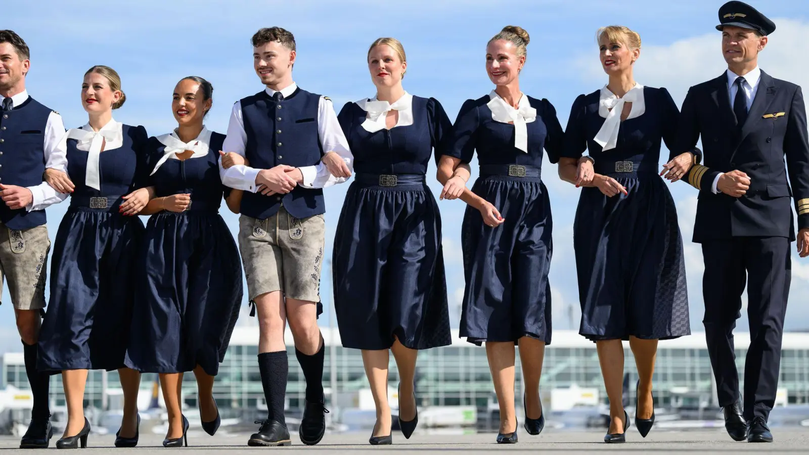 Auf ausgewählten Flügen trägt die Trachtencrew der Lufthansa ihre neuen Outfits.  (Foto: Lukas Barth-Tuttas/dpa)