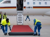 Roter Teppich für den Bundeskanzler (Foto: Boris Roessler/dpa)