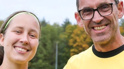 Vater und Tochter engagieren sich als Schiedsrichter. (Foto: Daniel Löb/dpa)