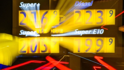 Boah, teuer! Aber per Preisvergleich findet man vielleicht noch eine etwas günstigere Tankstelle. Die Google Maps-App ist da eine Möglichkeit. (Foto: Hendrik Schmidt/dpa)