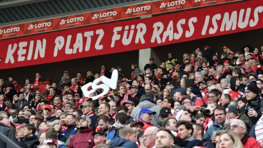 Der deutsche Profifußball setzt am übernächsten Wochenende erneut ein Zeichen gegen Rassismus. (Foto: Torsten Silz/dpa)