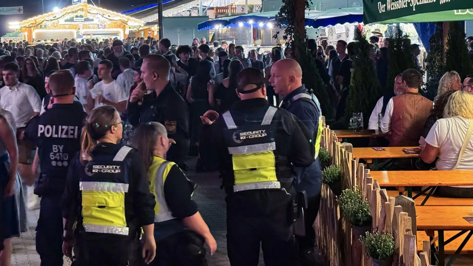 Mit Lautsprecherdurchsagen wurden Besucher des Gillamoos-Jahrmarkts vom Platz gewiesen.  (Foto: Sebastian Pieknik/NEWS5/dpa)