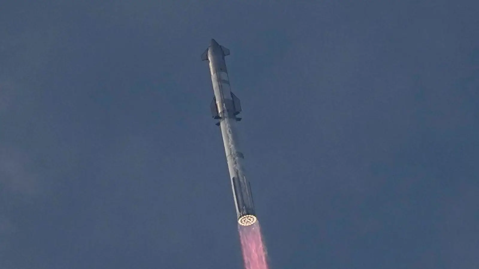 SpaceX&#39;s Mega-Rakete Starship startet zu ihrem dritten Testflug von der Starbase in Boca Chica. (Foto: Eric Gay/AP)
