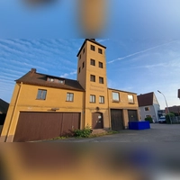 Die ehemalige Fahrzeughalle des alten Feuerwehrhauses in Neuendettelsau wird derzeit vom Jugendzentrum, vom Heimat- und Geschichtsverein, von der Feuerwehr und vom Zirkus Biscotti genutzt. (Archivbild: Florian Schwab)