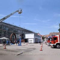 Technisch anspruchsvoll ging es beim Wettbewerb der Jugendfeuerwehren zu. In diesem Fall galt es, Getränkekisten so hoch wie möglich zu stapeln.  (Foto: Gerhard Krämer)